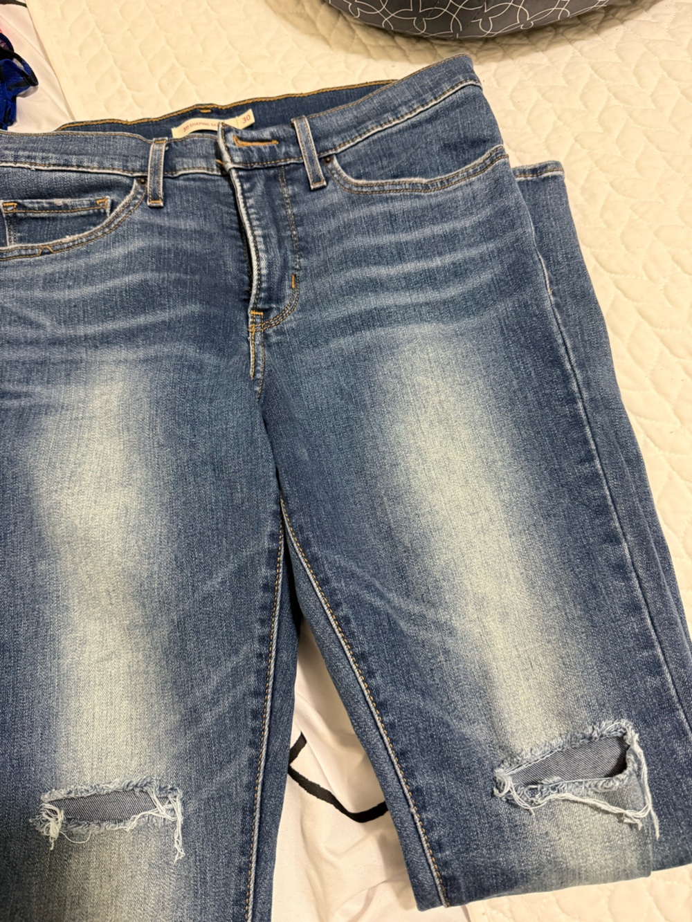 Slim Straight women’s Levi Jeans in Washed Blue